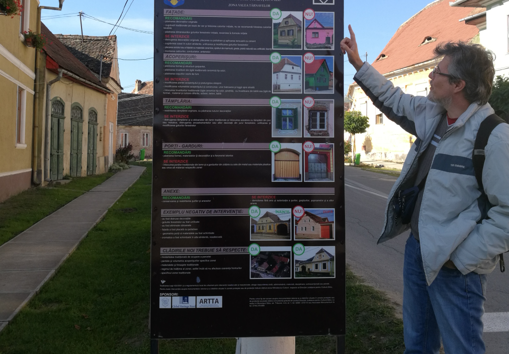 Reiseleiter Benny Neurohr erklärt eine Tafel